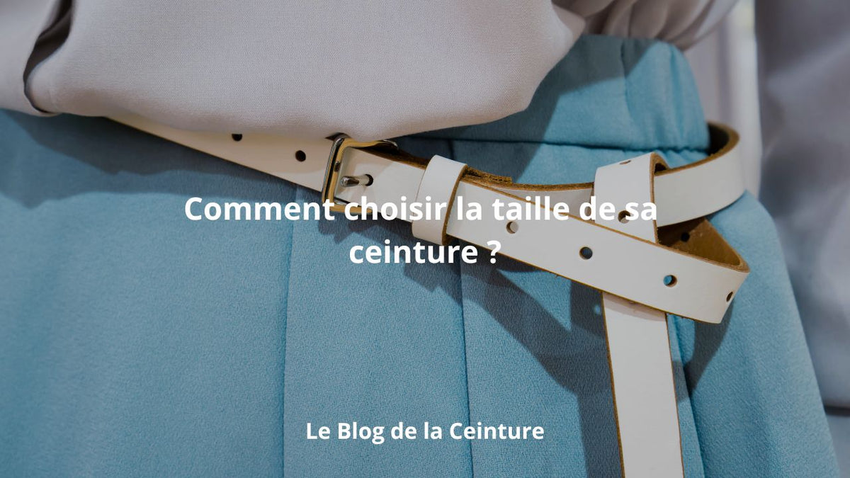 Ceinture blanche portée sur une jupe bleue, mètre ruban à la main — comment choisir la taille de sa ceinture Image