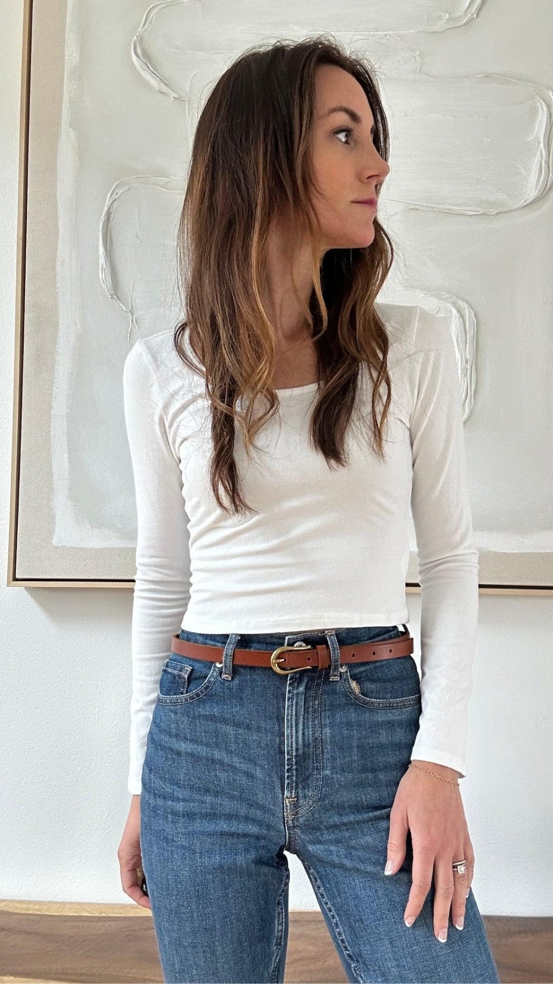 Ceinture avec une femme haut blanc et jean Image