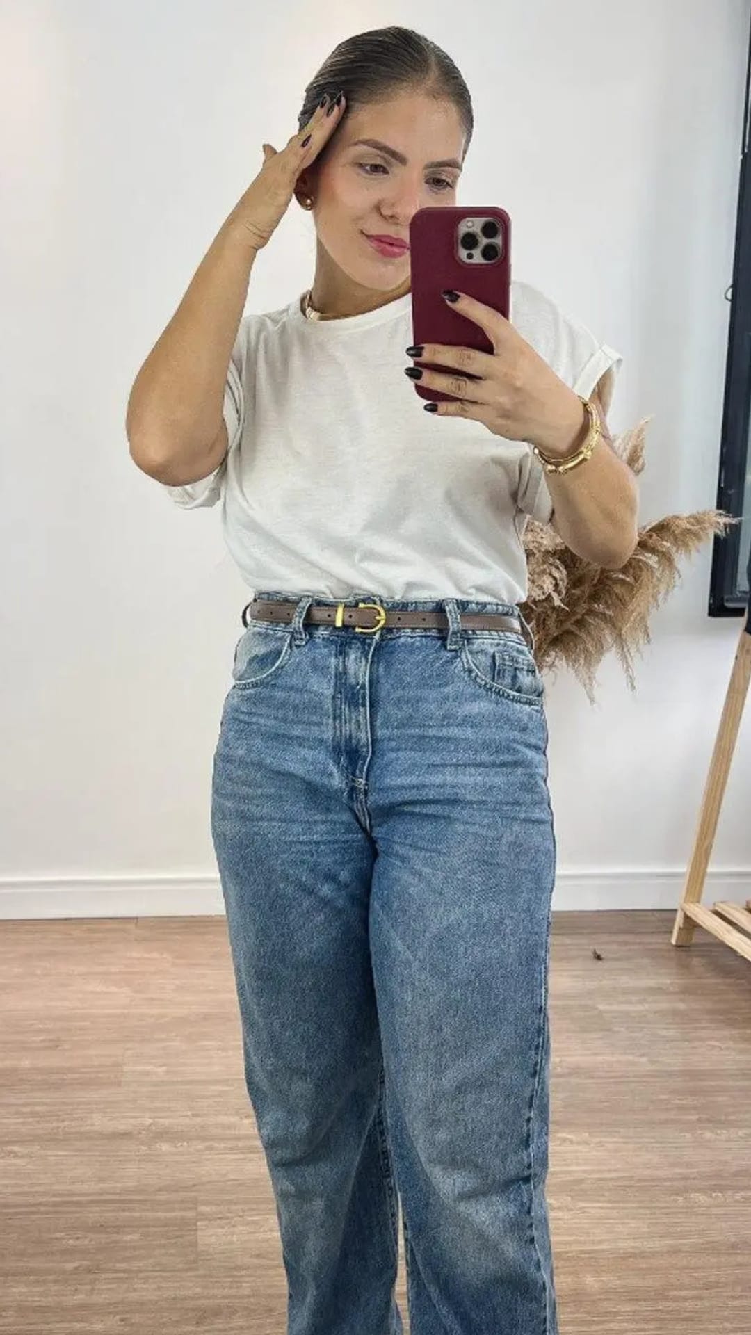 Femme avec ceinture classe en jean Image
