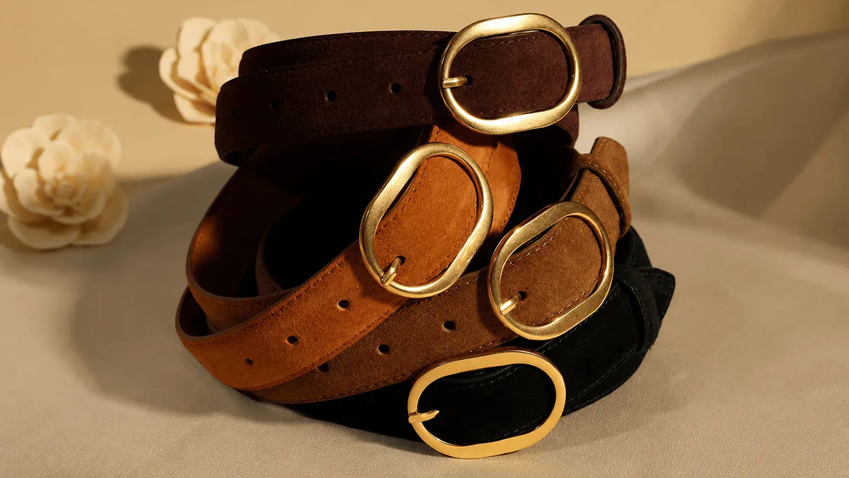 Ceinture femme élégante posée sur un fond écru Image