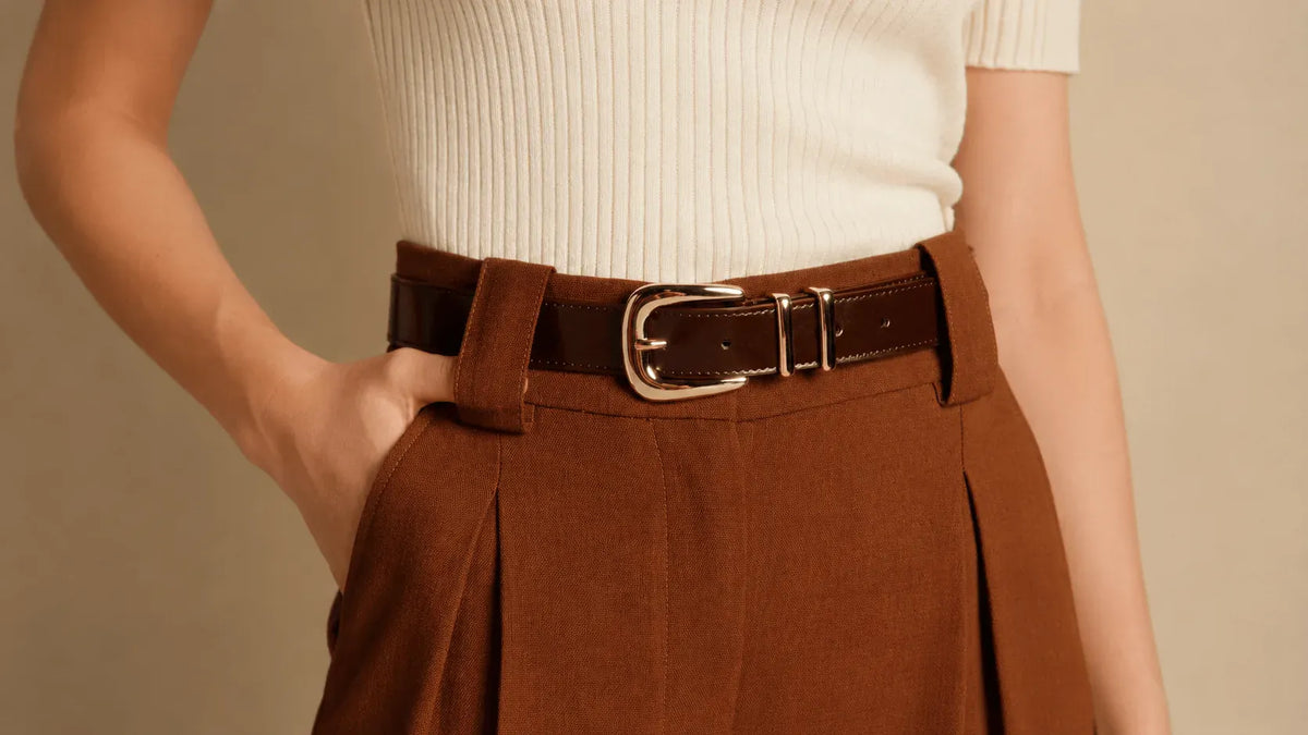 Ceinture marron femme portée sur un pantalon beige