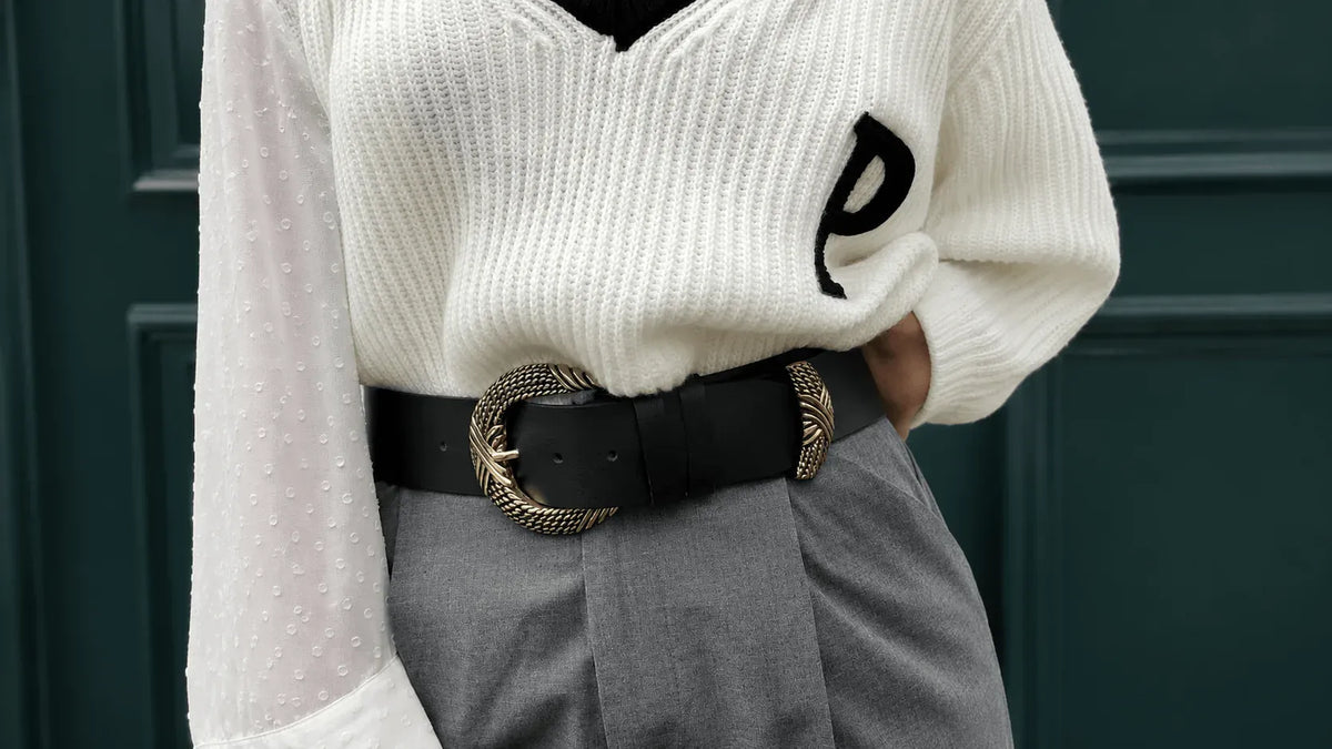 Ceinture noire femme en cuir portée sur une robe