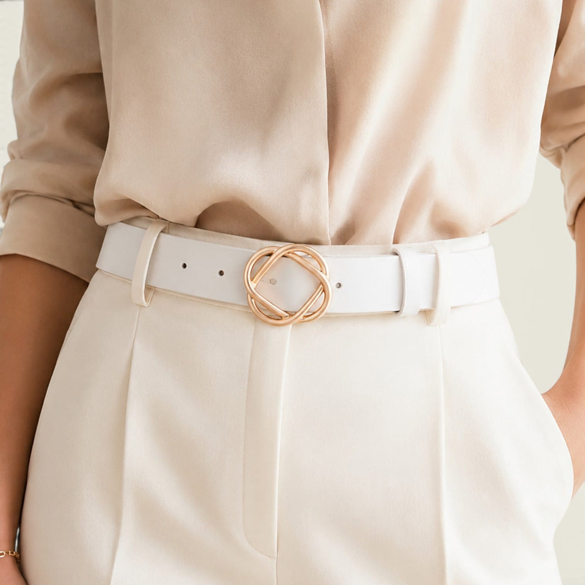 Ceinture blanche femme en cuir à boucle géométrique dorée rosée, modèle Agathe