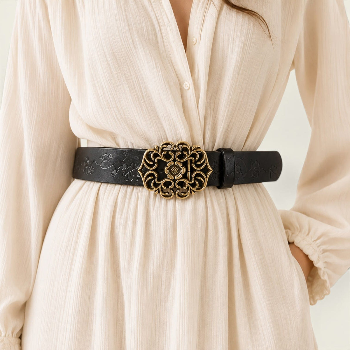 Ceinture noire femme en cuir gravé à boucle médaillon tournesol, modèle Aliénor