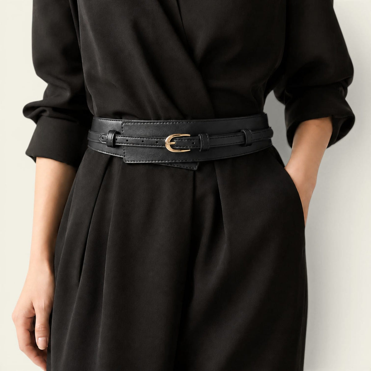 Ceinture noire femme large à fine lanière et boucle en U, modèle Alix