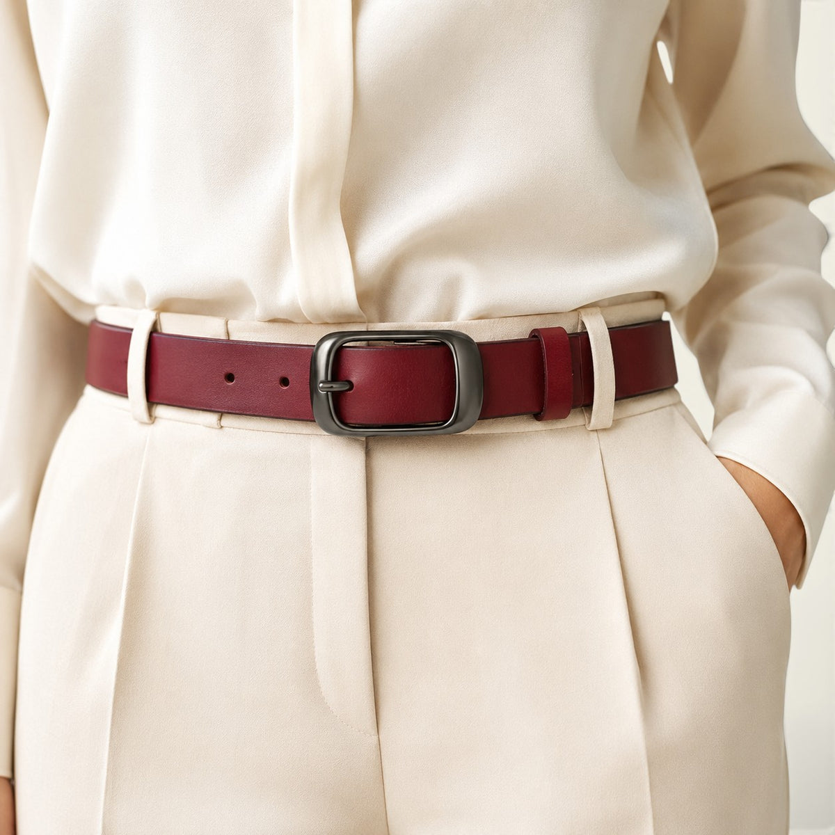 Ceinture femme La Ceinture Pour Femme en cuir véritable bordeaux avec boucle métallique sobre sur pantalon beige