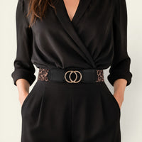 Ceinture large élastique La Ceinture Pour Femme avec imprimé léopard et boucle double anneaux dorée sur une tenue noire