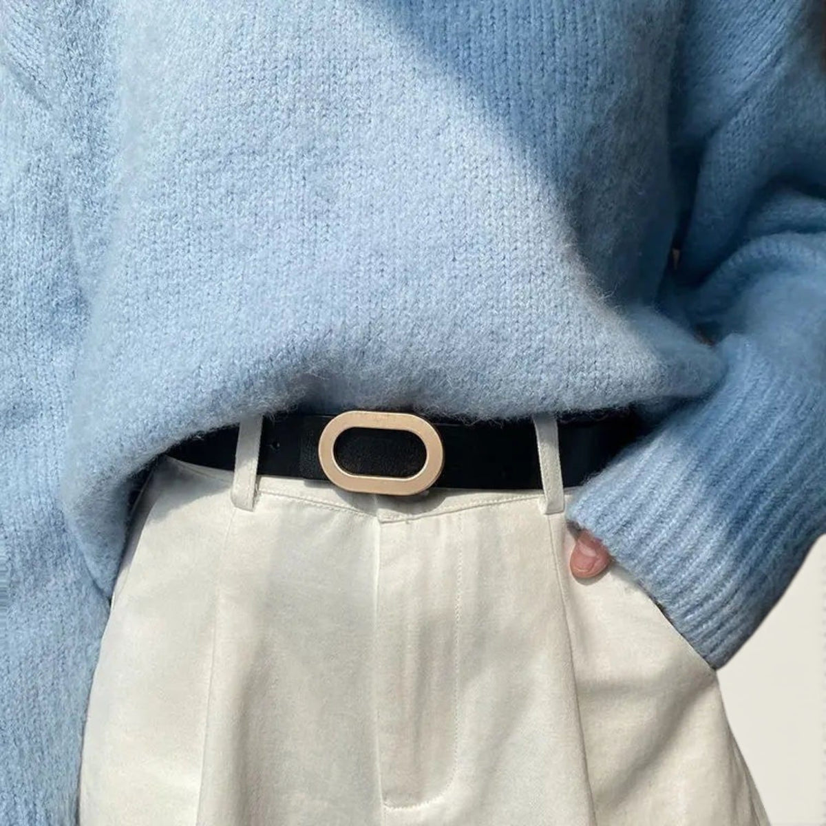 Ceinture noire femme en cuir à boucle ovale dorée, modèle Estelle