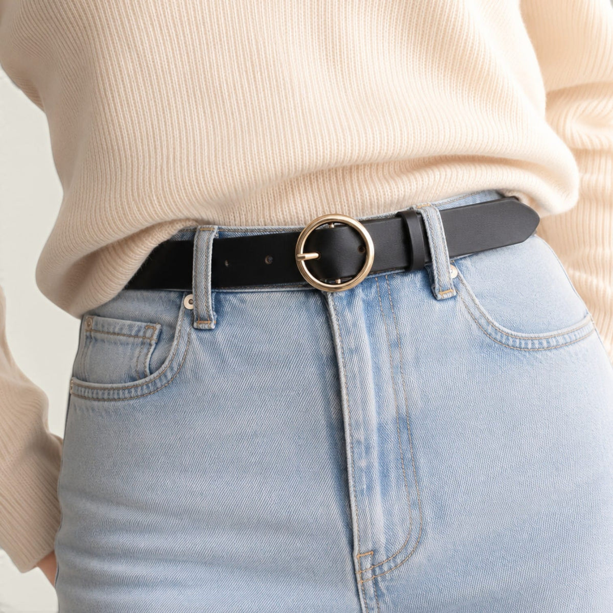 Ceinture noire femme fine à boucle ronde dorée, modèle Eugénie