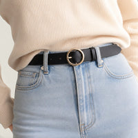 Ceinture noire femme fine à boucle ronde dorée, modèle Eugénie