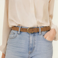 Ceinture camel femme fine en daim à boucle dorée, modèle Hortense