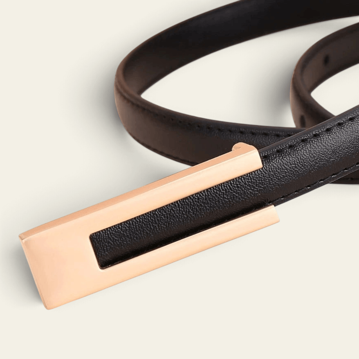 La Ceinture Pour Femme Ophélie - Ceinture fine en cuir à boucle géométrique dorée