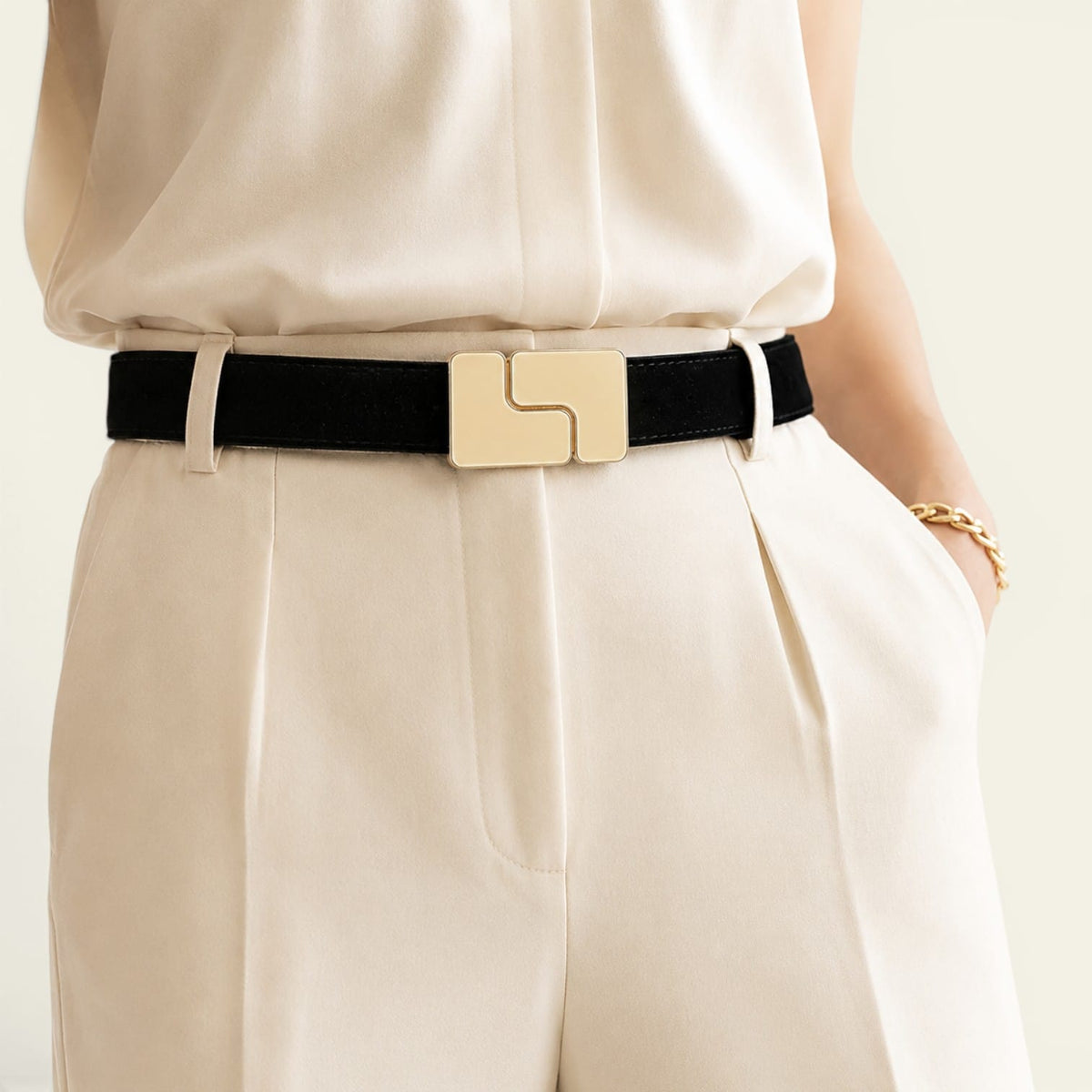 Ceinture noire femme fine en daim à boucle plaque, modèle Sixtine
