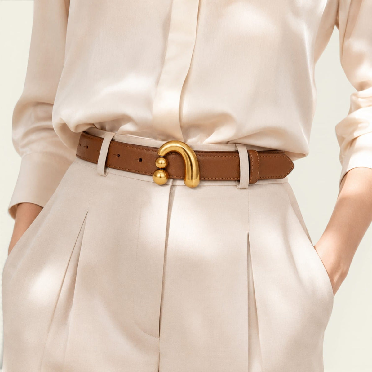Ceinture camel femme fine en cuir à boucle arche dorée, modèle Victoire